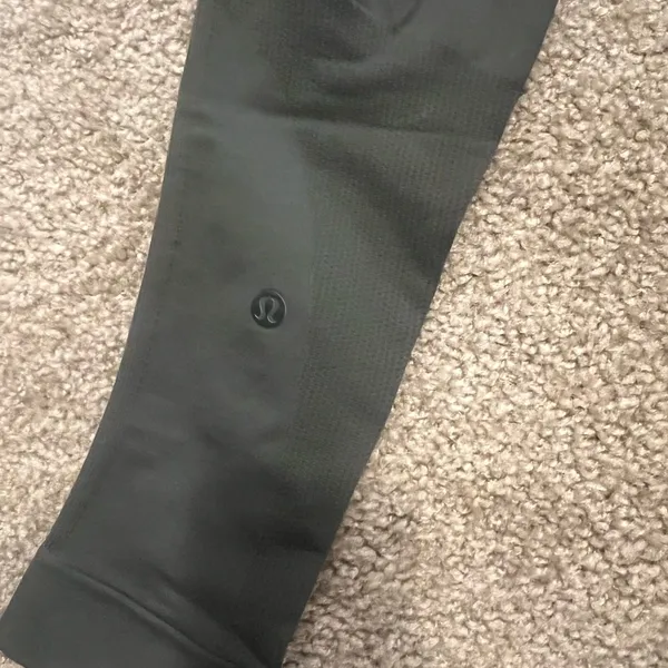 Lululemon zone in crop gator‎ green XS $118 NWOT - Image 9
