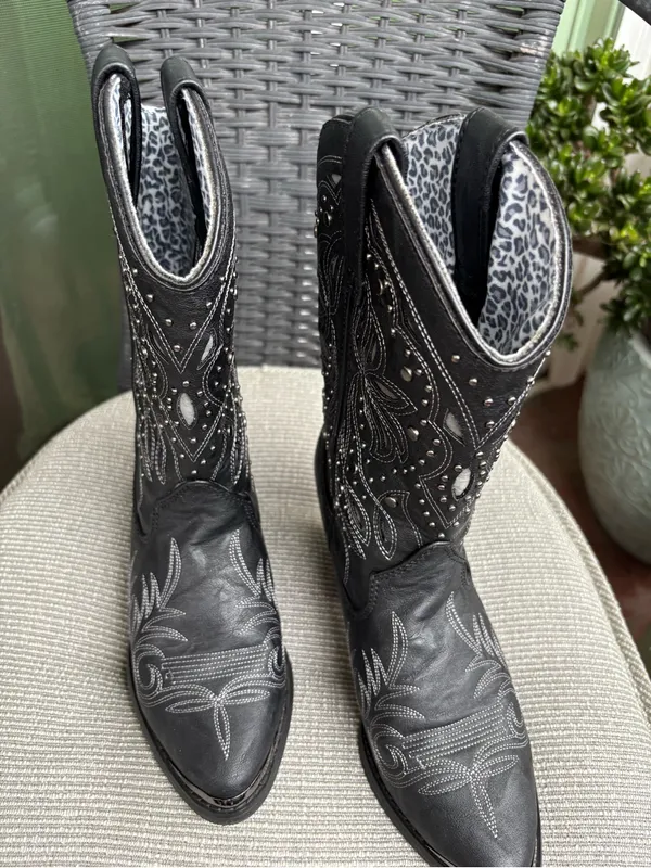Cheyenne Women's Black Western Studded Heeled Boots Size 6.5 - Image 3