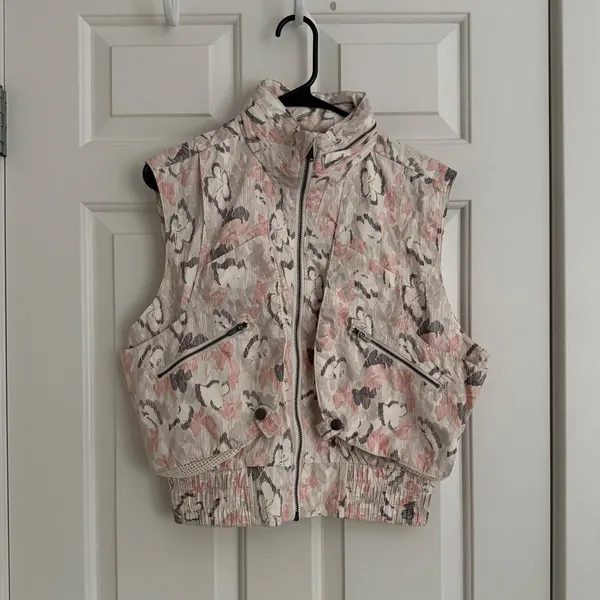 Free People FP Movement Off The Grid Floral Utility Vest Hooded Size XS Ivory - Image 5