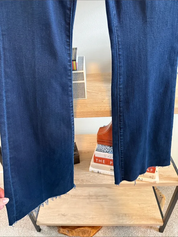 MOTHER The Weekender Fray in Chip On My Shoulder Dark Wash MidRise Flare Jean 28 - Image 5