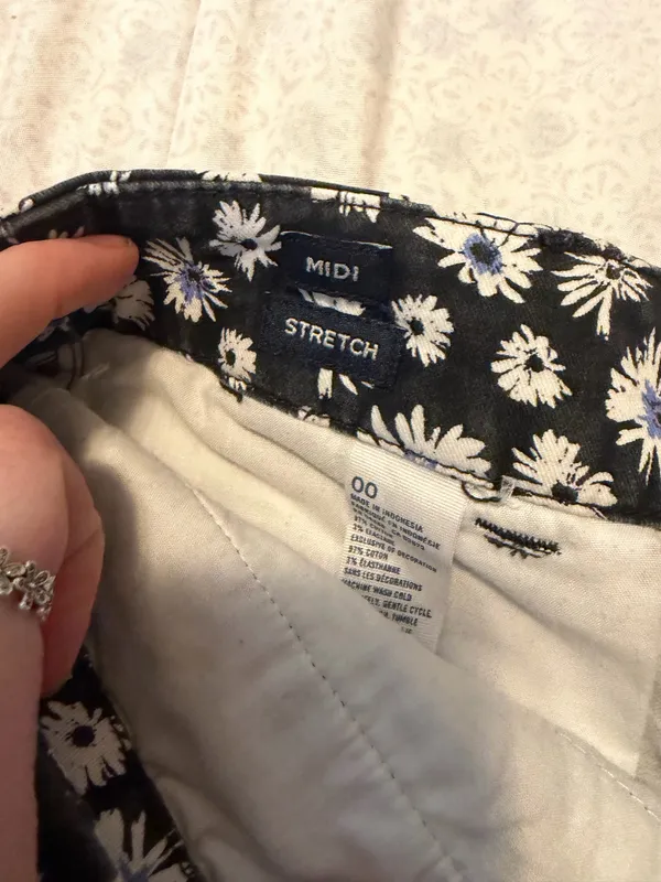 American eagle midi stretch flower shorts  - Image 4