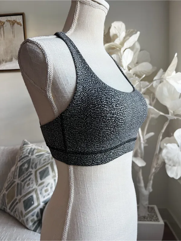 Lululemon Black & White Textured Scoop Neck Woman’s Sports Bra size 4 - Image 2