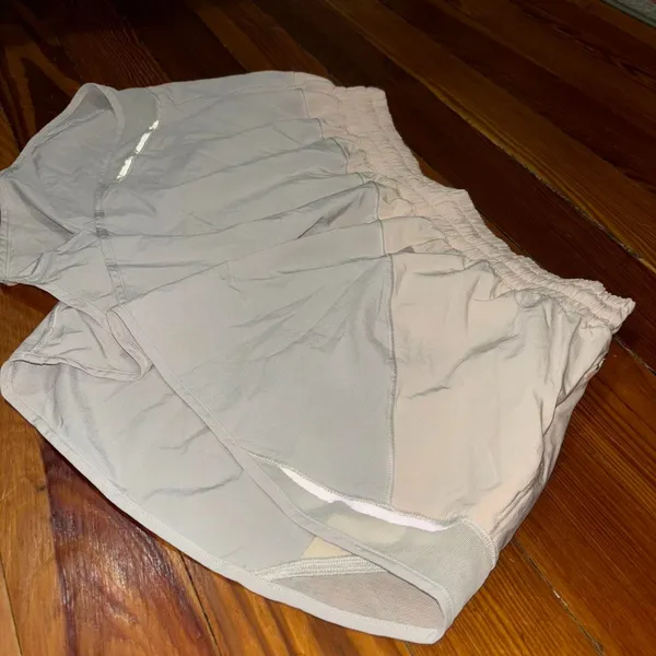 Lululemon Hotty Hot Short Asym Light Chrome/White sz:10 4” - Image 2