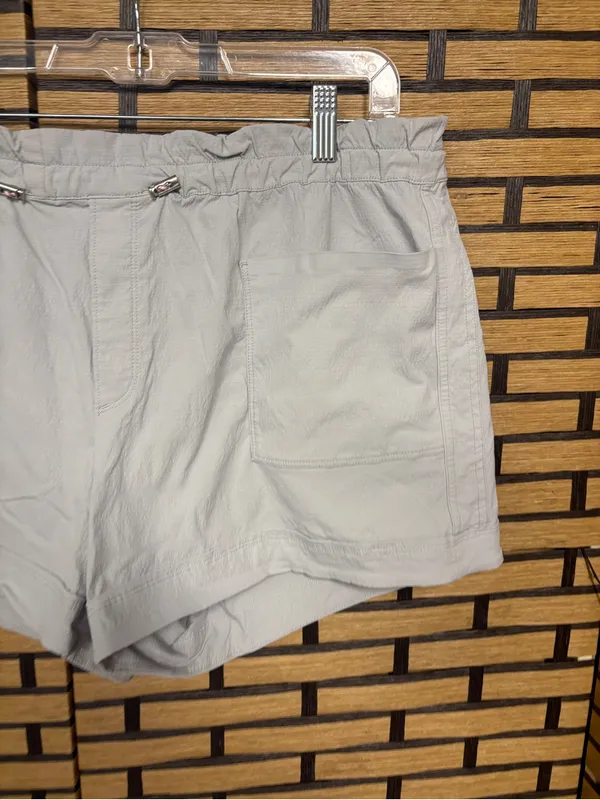 Athleta gray shorts size 16 - Image 4