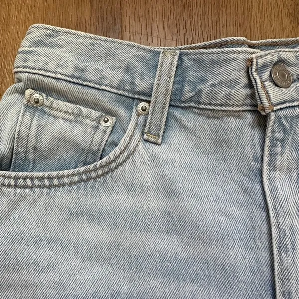 Levi's Women's Cinch Mid-Thigh Shorts Light Wash Size 26 - Image 2