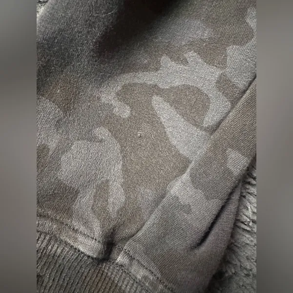 Lululemon Scuba Pullover Hoodie size 6 Camo Faded Gray - Image 4
