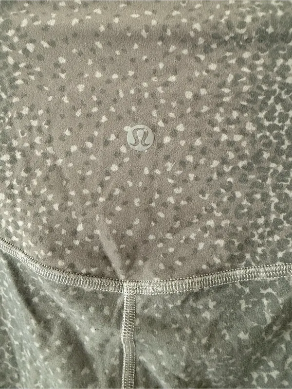 lululemon athletica women’s Charcoal Gray Patterned Leggings - Image 2