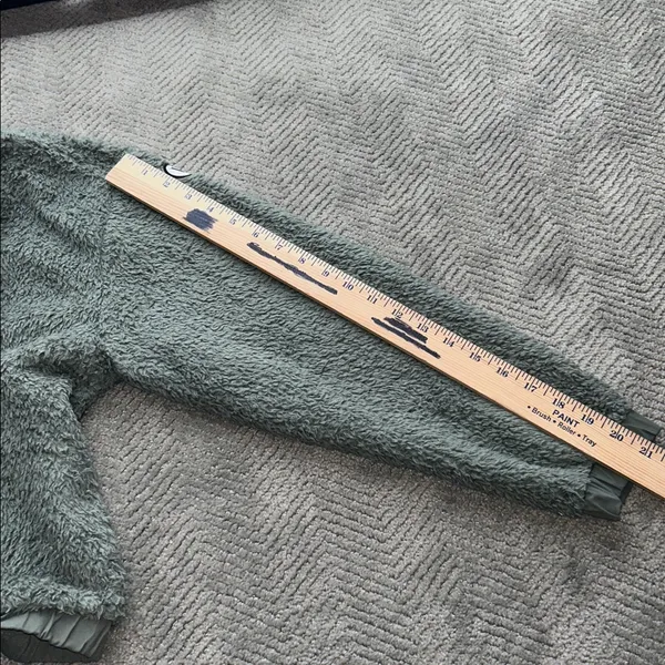 Vuori Women's Cozy Sherpa Jacket Green Fleece Jacket Olive Green Size Large - Image 11