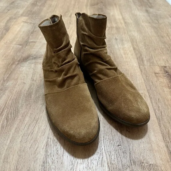 MUNRO | Women's‎ Scout Brown Suede Ruched Ankle Boots - Image 3