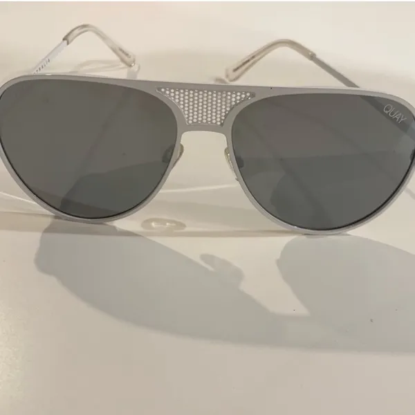 Quay Australia Iconic Aviator Sunglasses White Metal Mesh Bridge Black Lens NEW - Image 2