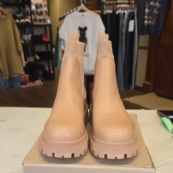 Stylish Tan Ankle Boots Size 7 - Image 8