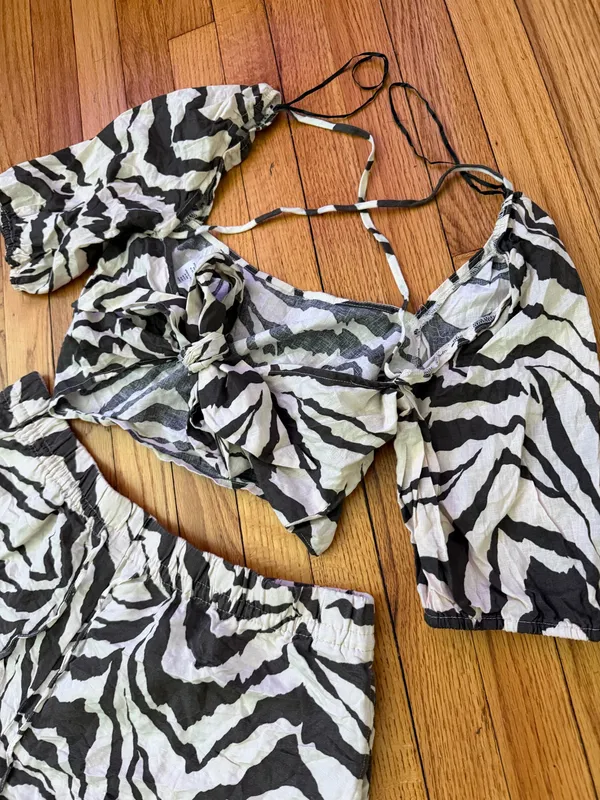 H&M Matching Set Zebra Print Crop Top/Shorts Black/Cream 2-piece tie high-waist Sz M lace cutouts coastal coord - Image 4