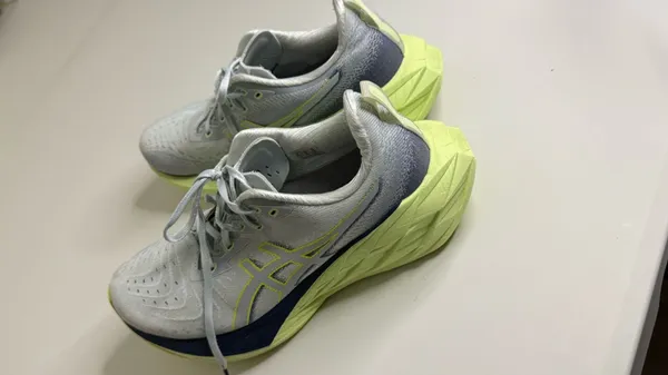 ASICS Running Shoes NOVABLAST 4 Women’s Size 10 - Image 4