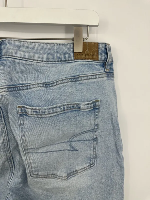 American Eagle Outfitters Strigid Mom Jeans Size 14 Short Light Wash - Image 6