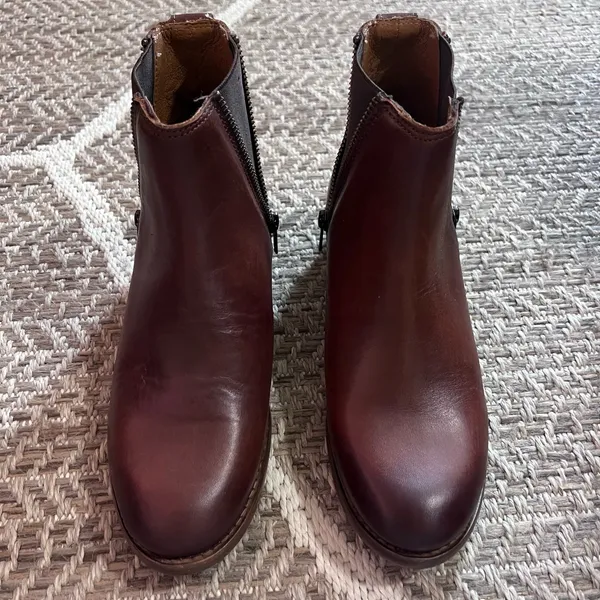 Frye Carly Zippper Chelsea Boot Sz 6.5B - Image 3