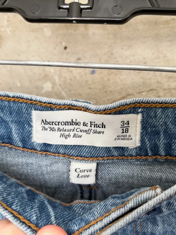 Abercrombie the High Rise 90s Relaxed Cutoff Short Curve Love - Image 2