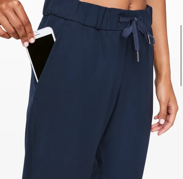 Lululemon on the fly mid rise pants 27” Travelwoven size 6 NWT original package - Image 3