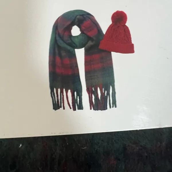 Natural Reflections Maroon and‎ Dark Green Scarf and Hat Set - Image 4