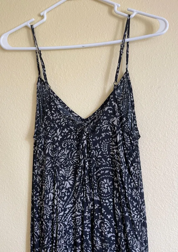 Abercrombie&Fitch maxi skirt size M pre loved color in blue shoulder adjustable model 120 lbs and 5’5 - Image 2