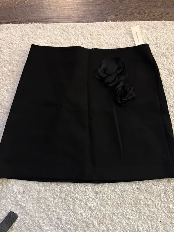 NWT Anthropologie Maeve Black Floral Appliqué Mini Skirt. Size 14 - Image 6