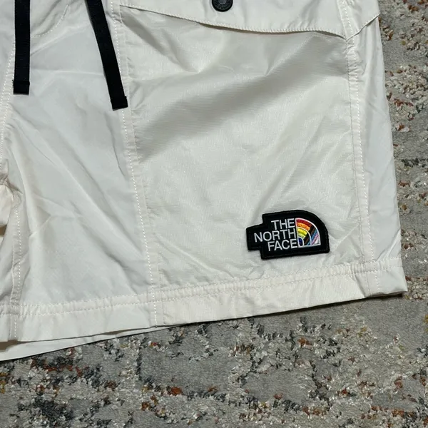 The North Face Women's Outline Outdoor Hiking Shorts size Small - Image 2