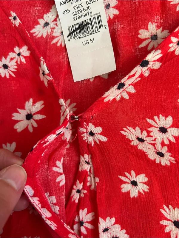American Eagle red floral crop V faux wrap, ruffle short sleeve BoHo blouse M - Image 4