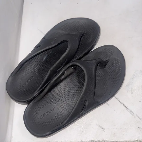 OOFOS Ooriginal Recovery Black Sandals Thong Flip Flops Women's Size 9 Men's 7 - Image 2