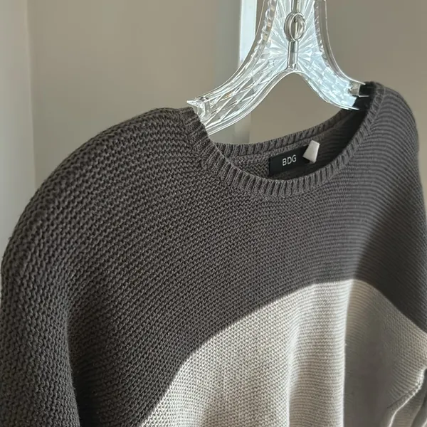 Urban Outfitters BDG Gray Color Block Sweater Size Medium - Image 4