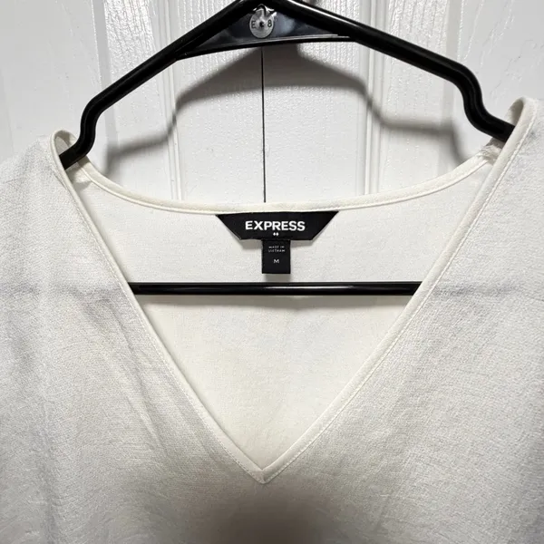 Express White V-Neck Cap Sleeve Textured Shell Blouse - Size M - Image 9