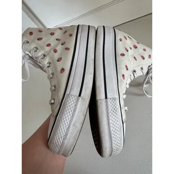 Chuck Taylor Converse‎ Strawberry print sneakers size US8 - Image 8