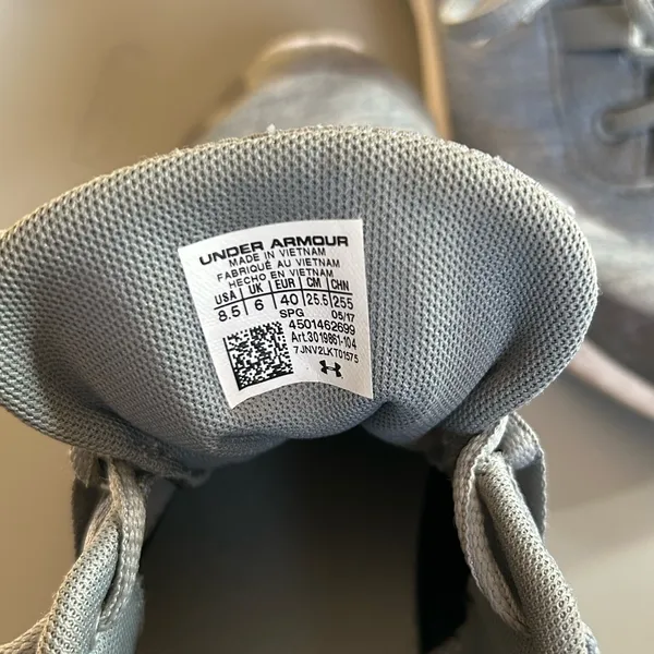 Under Armour Women’s size 8.5 Light Gray Running Sneakers - Image 5