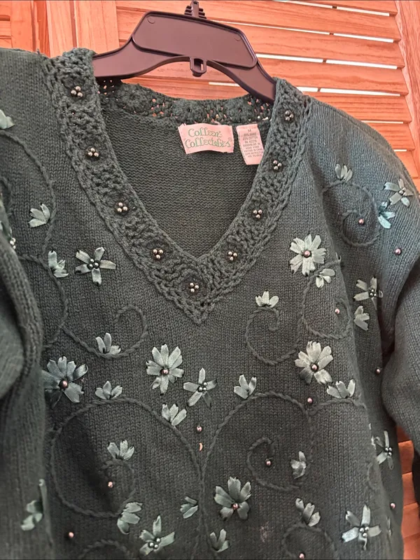 Green Floral V-Neck Embroidered Sweater Medium - Image 3