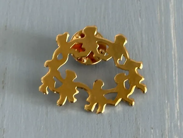 Beautiful Tac Lapel Pin Gold Tone Circle Of Children / Friends - Image 3