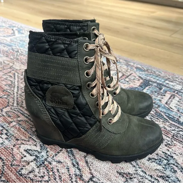 Sorel Lexi Wedge Boot Olive Green and Black Quilted Leather Ankle Boots Size 8 - Image 2