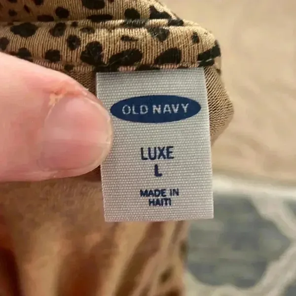 Women’s Old Navy T-shirt - Image 3