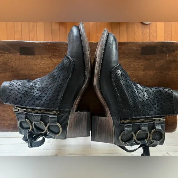 Freebird by Steven CHERI boots in Blue. Size 7 - Image 5