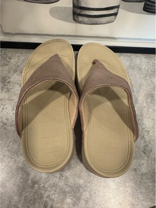 FitFlop Lulu model in a shiny rose gold finish. Size 6 - Image 3