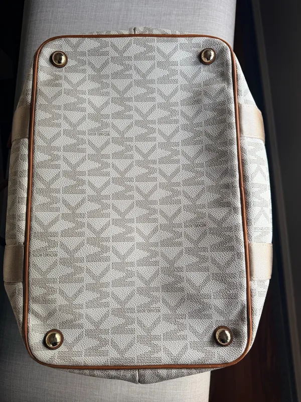 Michel Kors Beige Duffle Bag - Image 5
