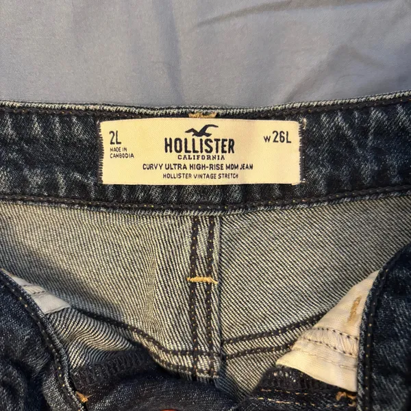 Hollister Curvy High-Rise Mom Jeans - Image 3