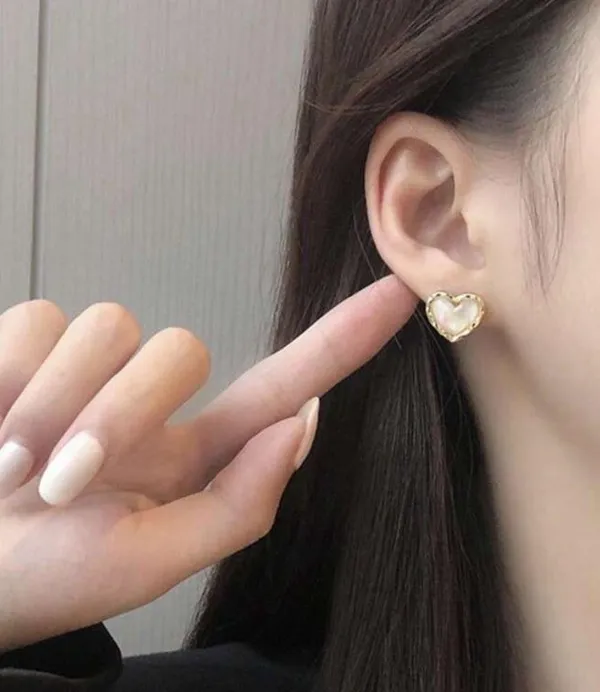 Elegant Gold Heart Earrings - Image 3