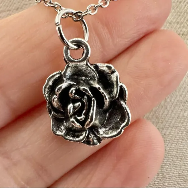 Silver tone rose pendant necklace - Image 5