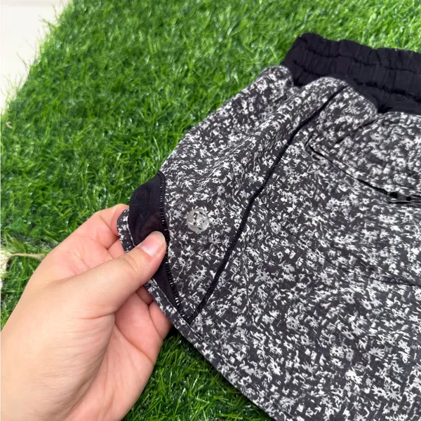 Lululemon Hotty Hot Shorts 2.5" Older Style - Image 4