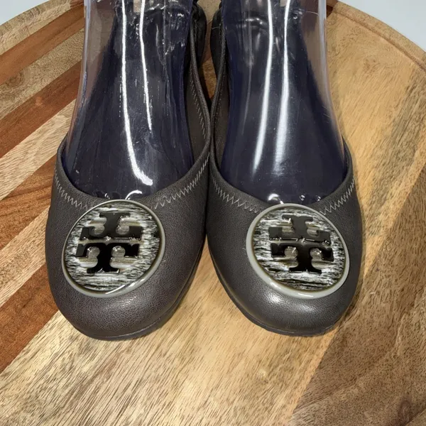 Tory Burch Grey Leather Scrunch Ballet Flats Size 8.5 Medallion Logo - Image 5