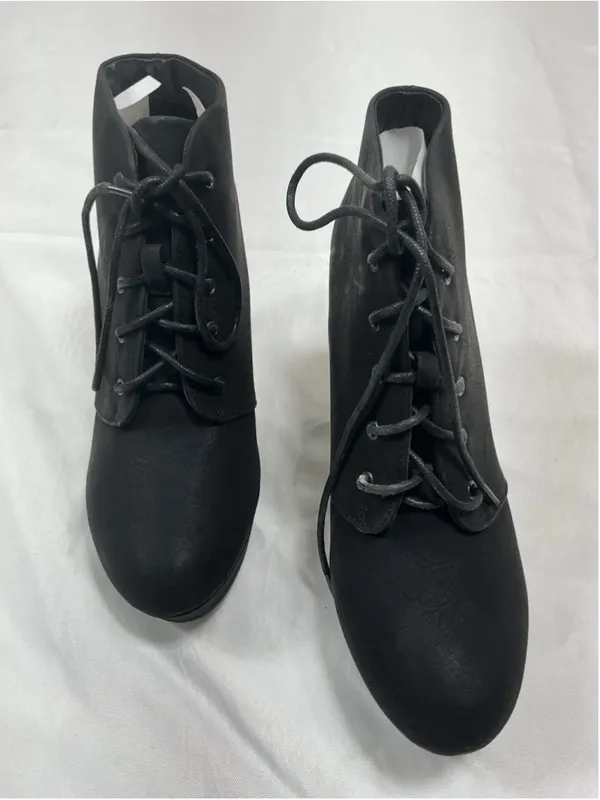 Womans New Bella Marie Goldie Platform Ankle Bootie Size 7.5 Black Lace Up - Image 2