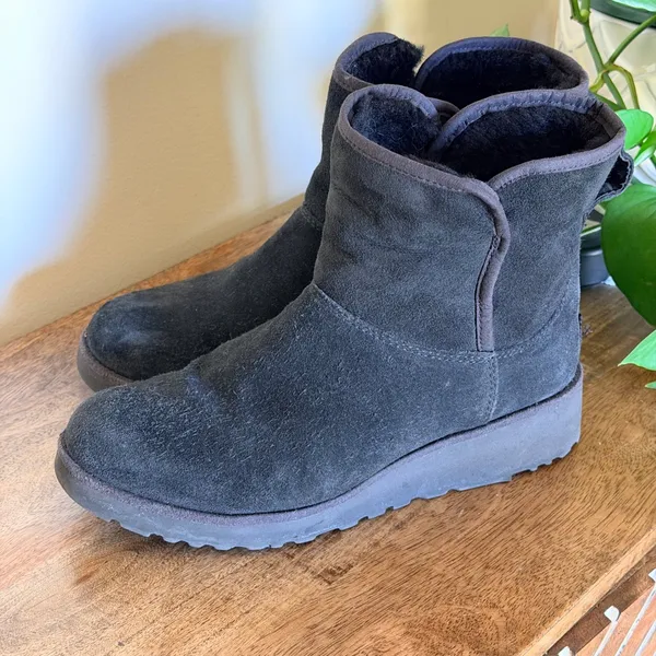 UGG Amie Suede Wedge Ankle Boots Shearling Lined Womens 8 Casual Chic Minimalist - Image 2