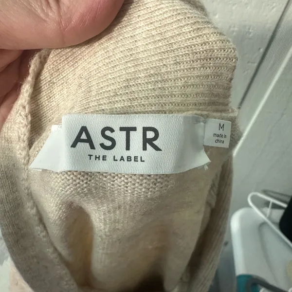 Astr Women’s Cream Tie Neck Sweater Size Medium EUC - Image 7