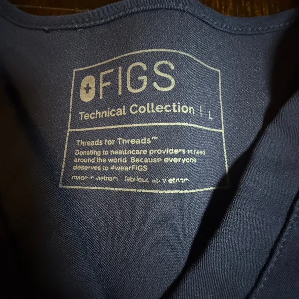 FIGS Technical Collection Casma Navy Blue Scrub Top AYA HEALTHCARE V-Neck Size L - Image 2