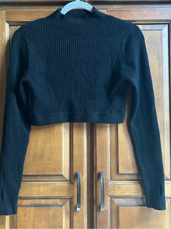 🌸Wild fable- mock turtle neck fitted top- Black  - size - medium - Image 3