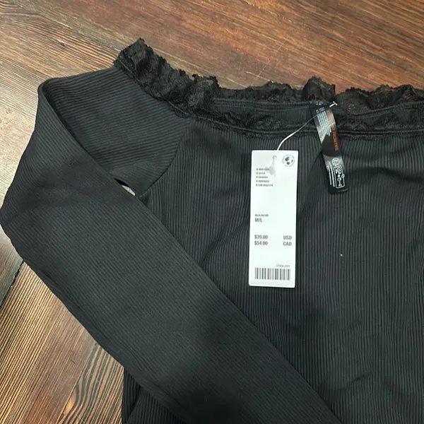 black off the shoulder tight crop top with lace trim - Image 2