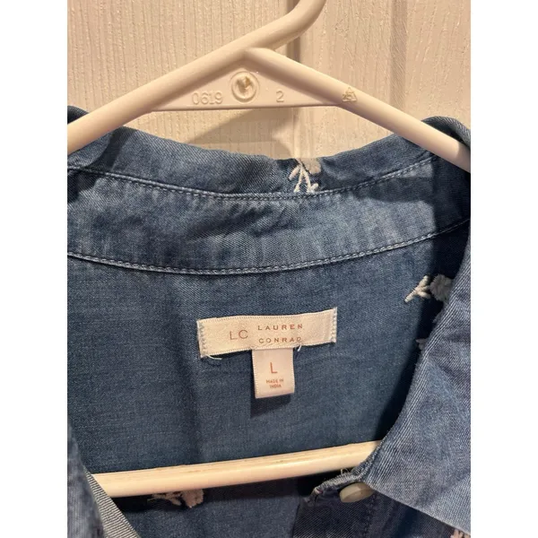 LC Lauren Conrad Blue Floral Embroidered Lyocell Denim Tie Front Shirt‎ Large - Image 3